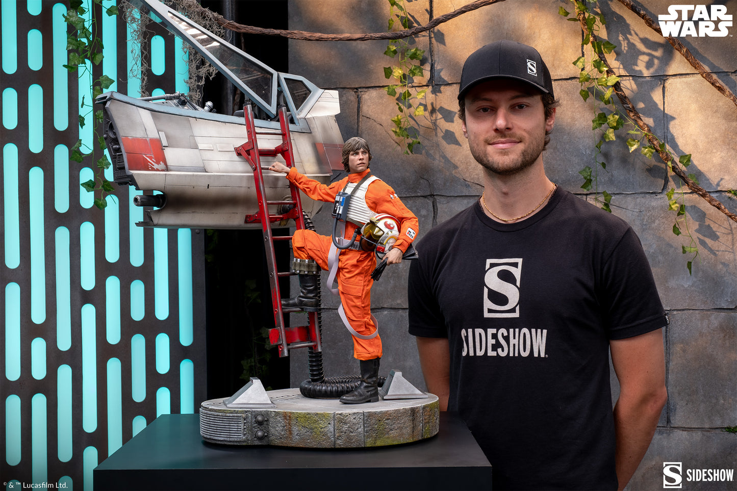 Sideshow Collectibles - Star Wars™: Luke Skywalker™ and X-Wing: Red Five, Standing By Premium Format