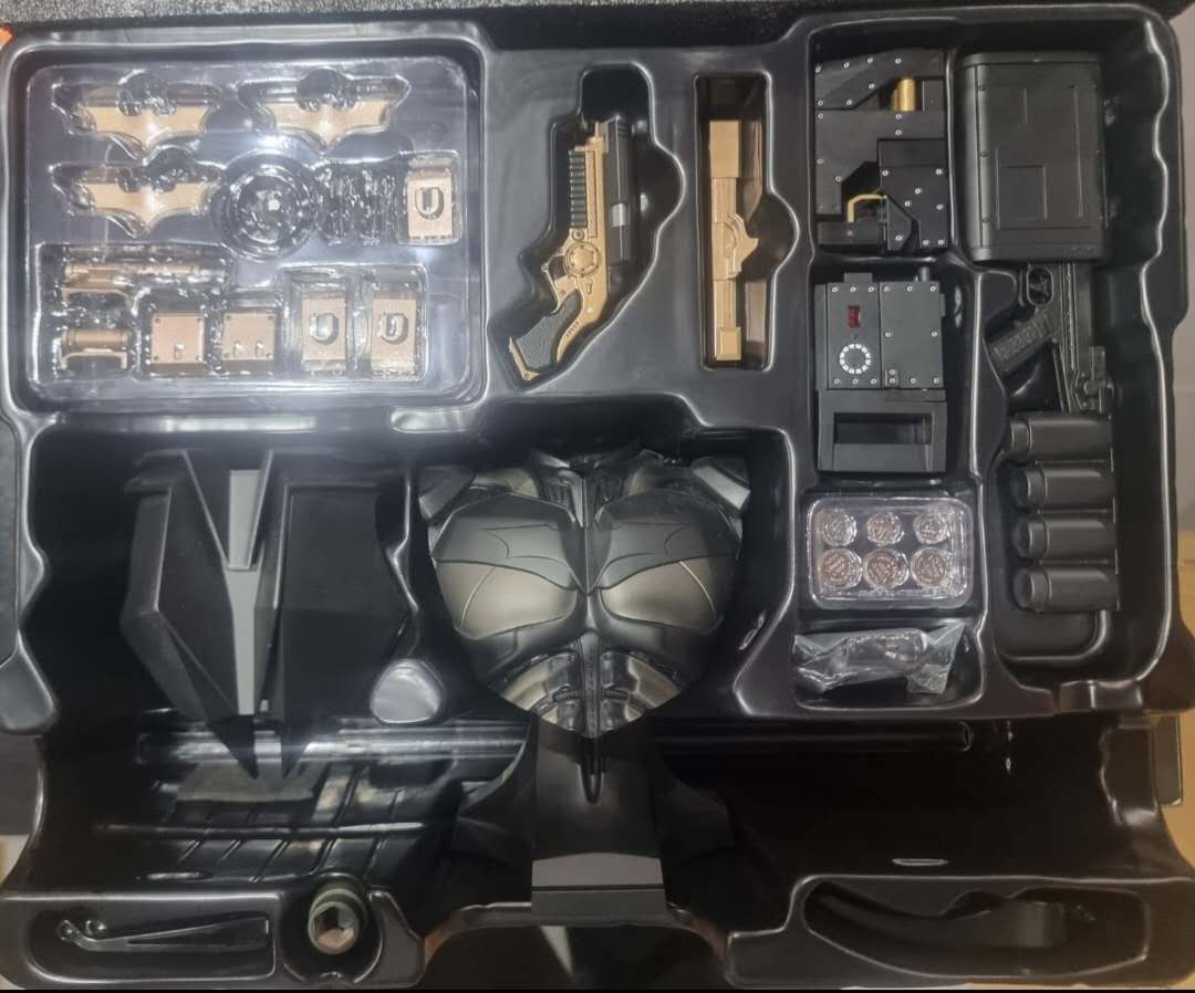 PRE-LOVED - HOT TOYS - QS019B - THE DARK KNIGHT TRILOGY - 1/4 SCALE BATMAN (SPECIAL EDITION)