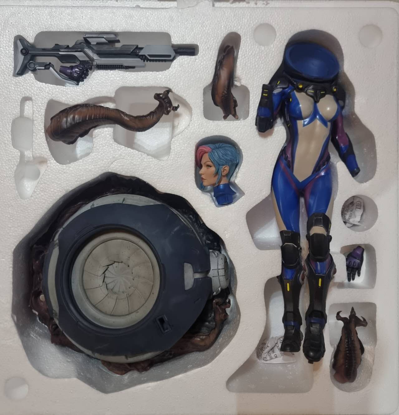 PRE-LOVED - SIDESHOW COLLECTIBLES - 300753 - Bounty Hunter: Galactic Gun For Hire (DAMAGED PARTS!)