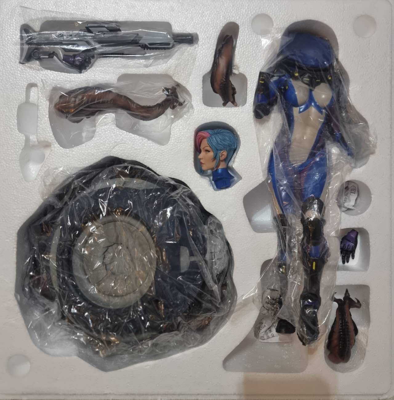 PRE-LOVED - SIDESHOW COLLECTIBLES - 300753 - Bounty Hunter: Galactic Gun For Hire (DAMAGED PARTS!)