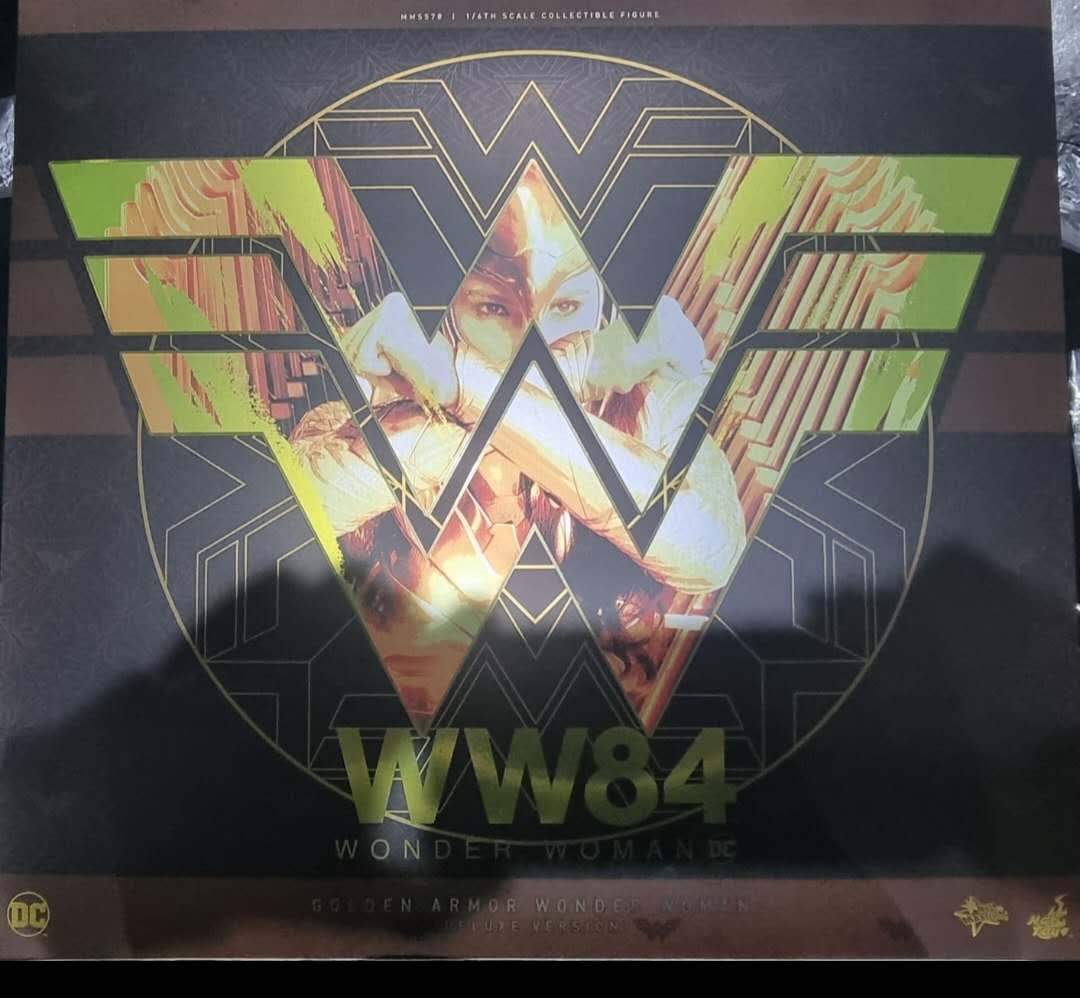 PRE-LOVED - Hot Toys - MMS578 - Golden Armor Wonder Woman (Deluxe Version)