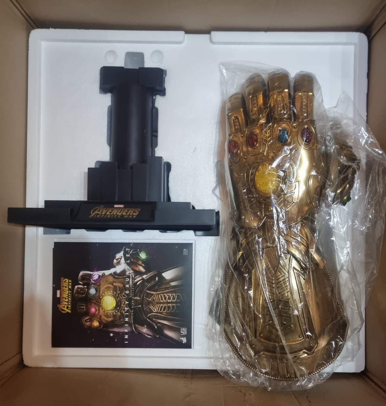 PRE-LOVED - Hot Toys - LMS006 - Avengers : Infinity War – Infinity Gauntlet Life Size