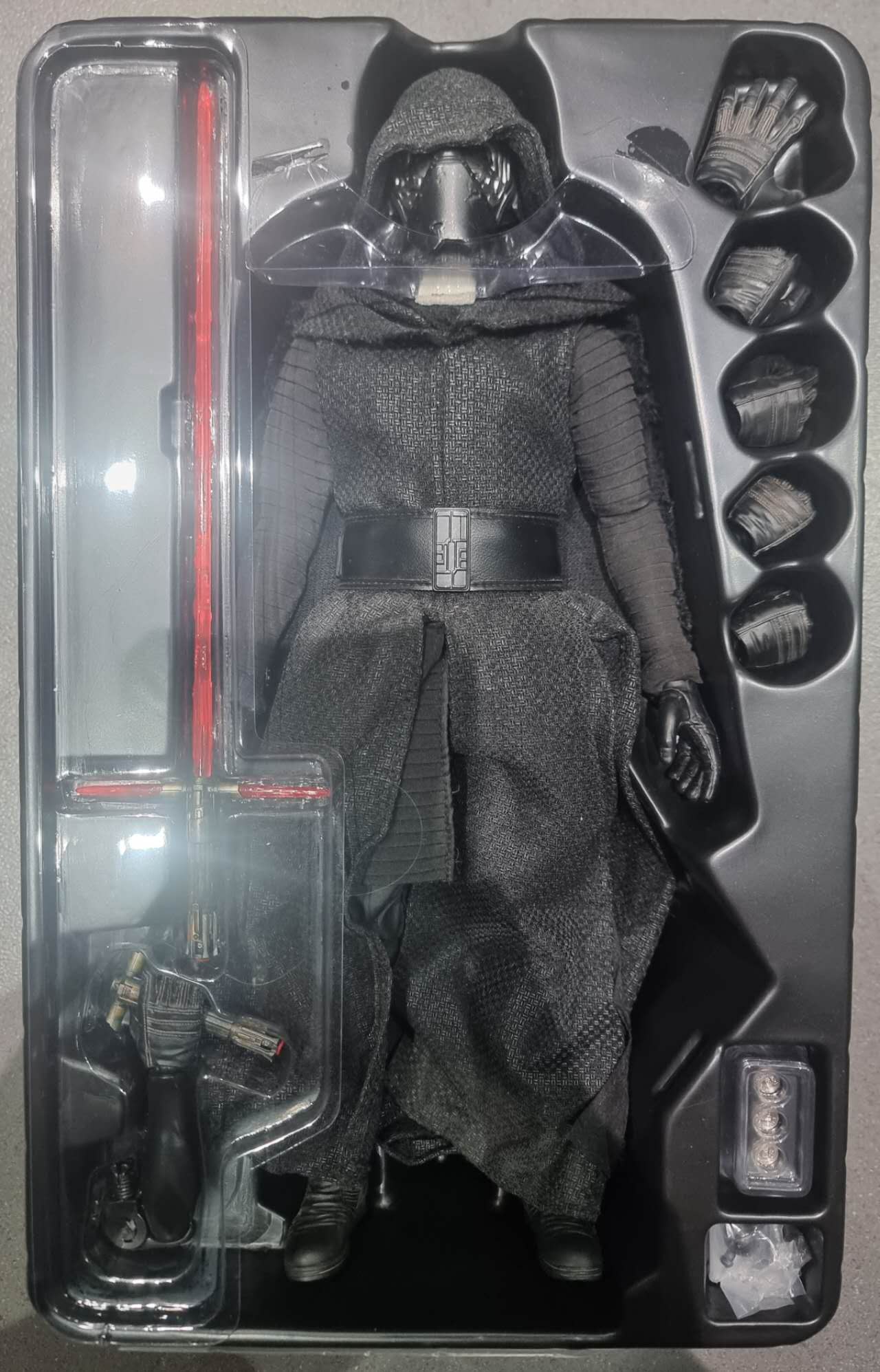 PRE-LOVED - Hot Toys - MMS320 - Star Wars : TFA – Kylo Ren