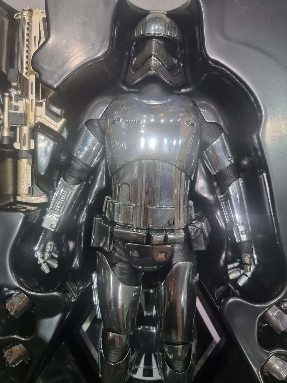 PRE-LOVED - Hot Toys - MMS328 - Star Wars : TFA – Captain Phasma