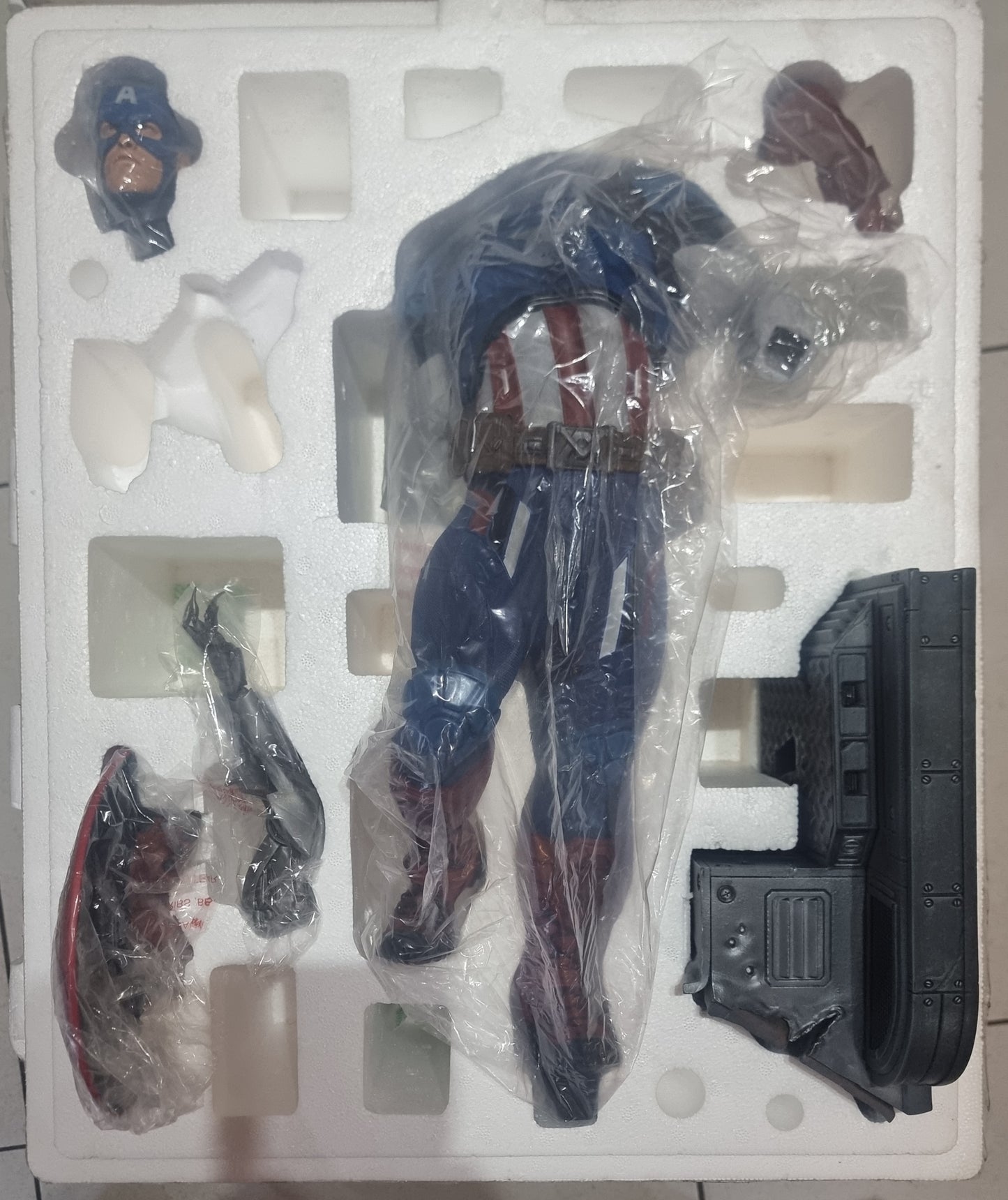 PRE-LOVED - Sideshow Collectibles - Captain America Premium Format (Collector Edition)