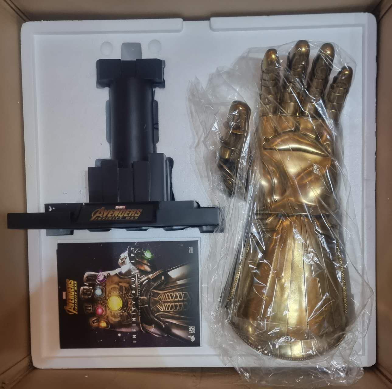 PRE-LOVED - Hot Toys - LMS006 - Avengers : Infinity War – Infinity Gauntlet Life Size