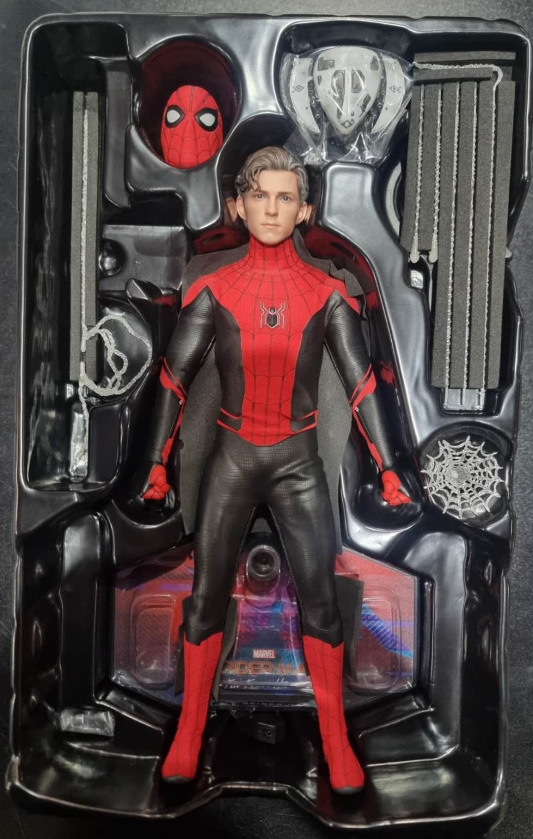 PRE-LOVED - HOT TOYS - MMS542 - SPIDER-MAN (UPGRADED SUIT)