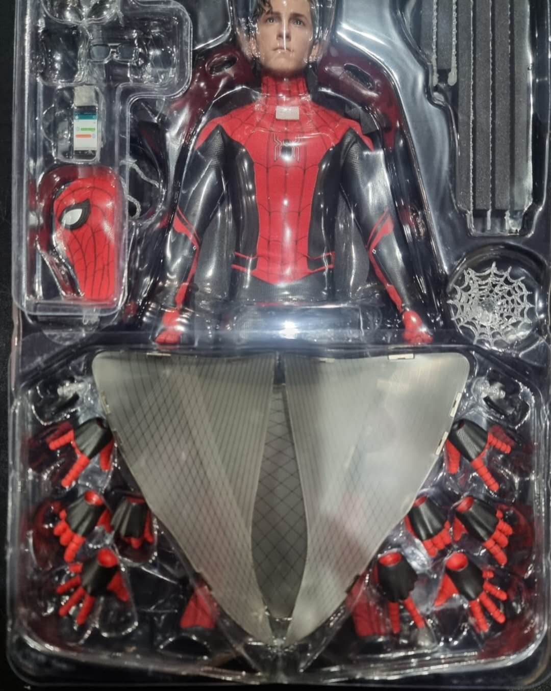 PRE-LOVED - HOT TOYS - MMS542 - SPIDER-MAN (UPGRADED SUIT)