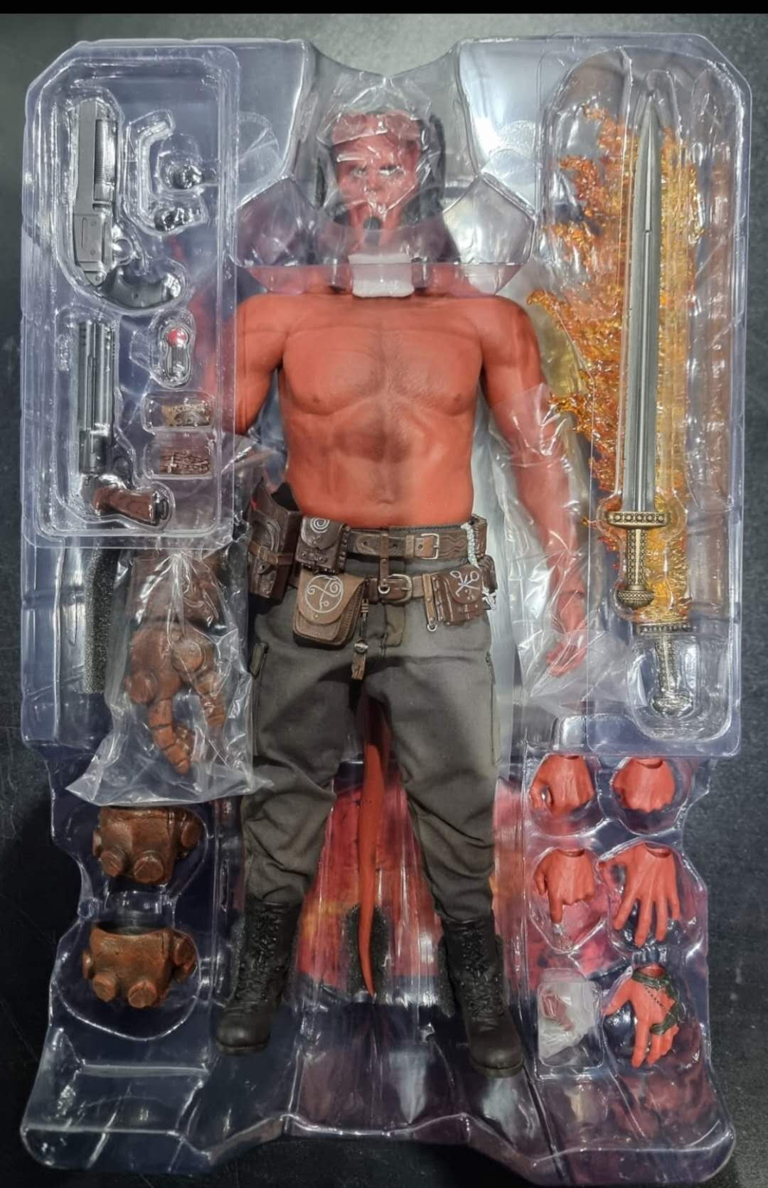 PRE-LOVED - Hot Toys - MMS527 - Hell Boy: Hell Boy