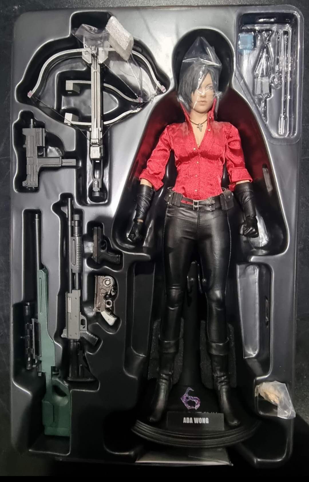 PRE-LOVED - Hot Toys - VGM021 and VGM022 - Resident Evil 4: Ada Wong and Leon S. Kennedy Set