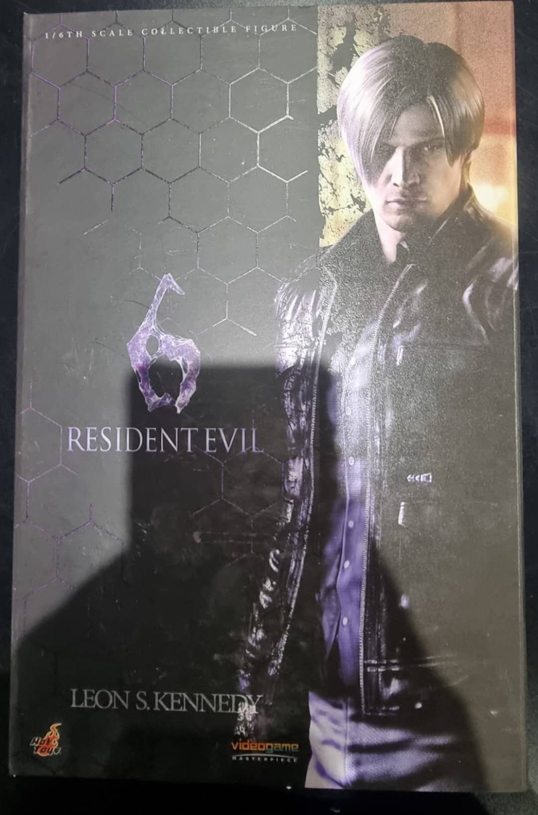 PRE-LOVED - Hot Toys - VGM021 and VGM022 - Resident Evil 4: Ada Wong and Leon S. Kennedy Set