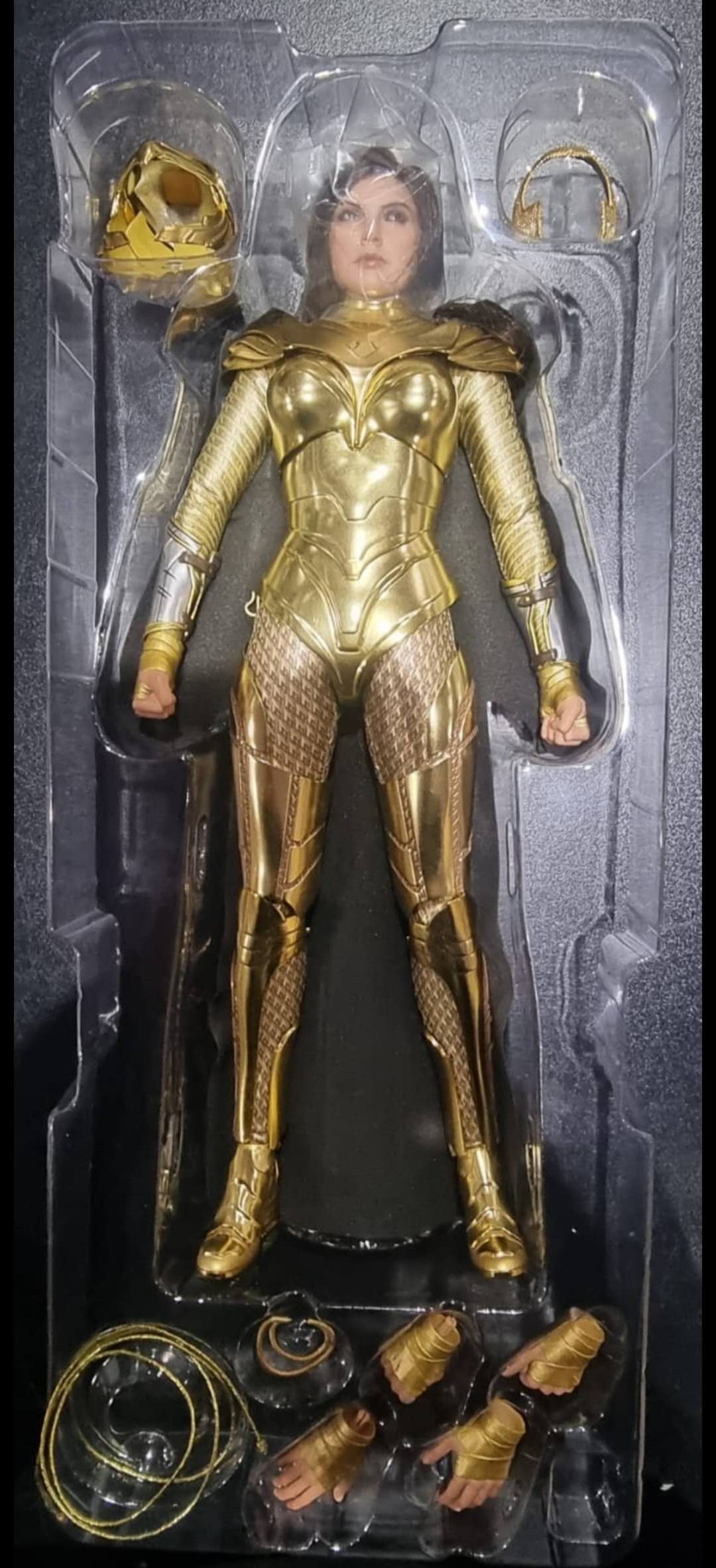PRE-LOVED - Hot Toys - MMS578 - Golden Armor Wonder Woman (Deluxe Version)