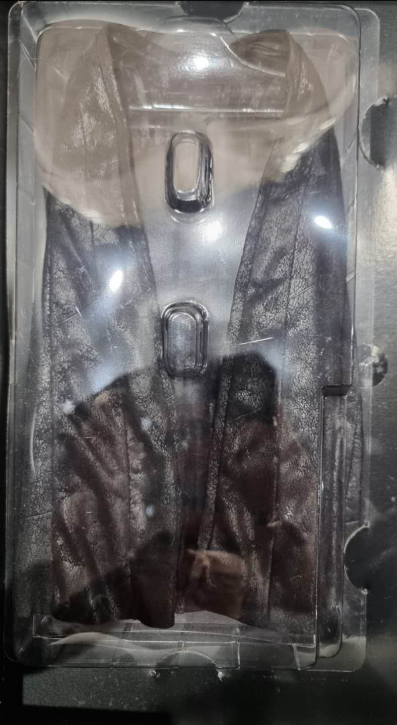 PRE-LOVED - Hot Toys - MMS438: Kylo Ren