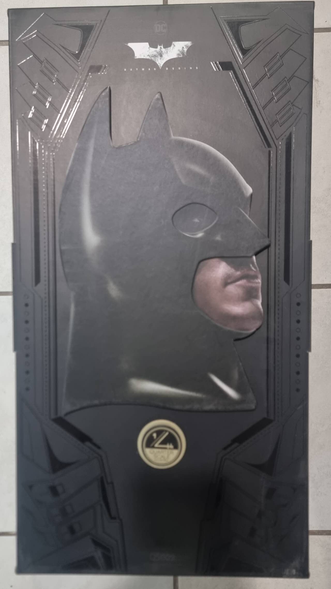 PRE-LOVED - Hot Toys - QS009 - Batman Begins: 1/4 scale Batman & QS010B - The Joker (Special Edition)