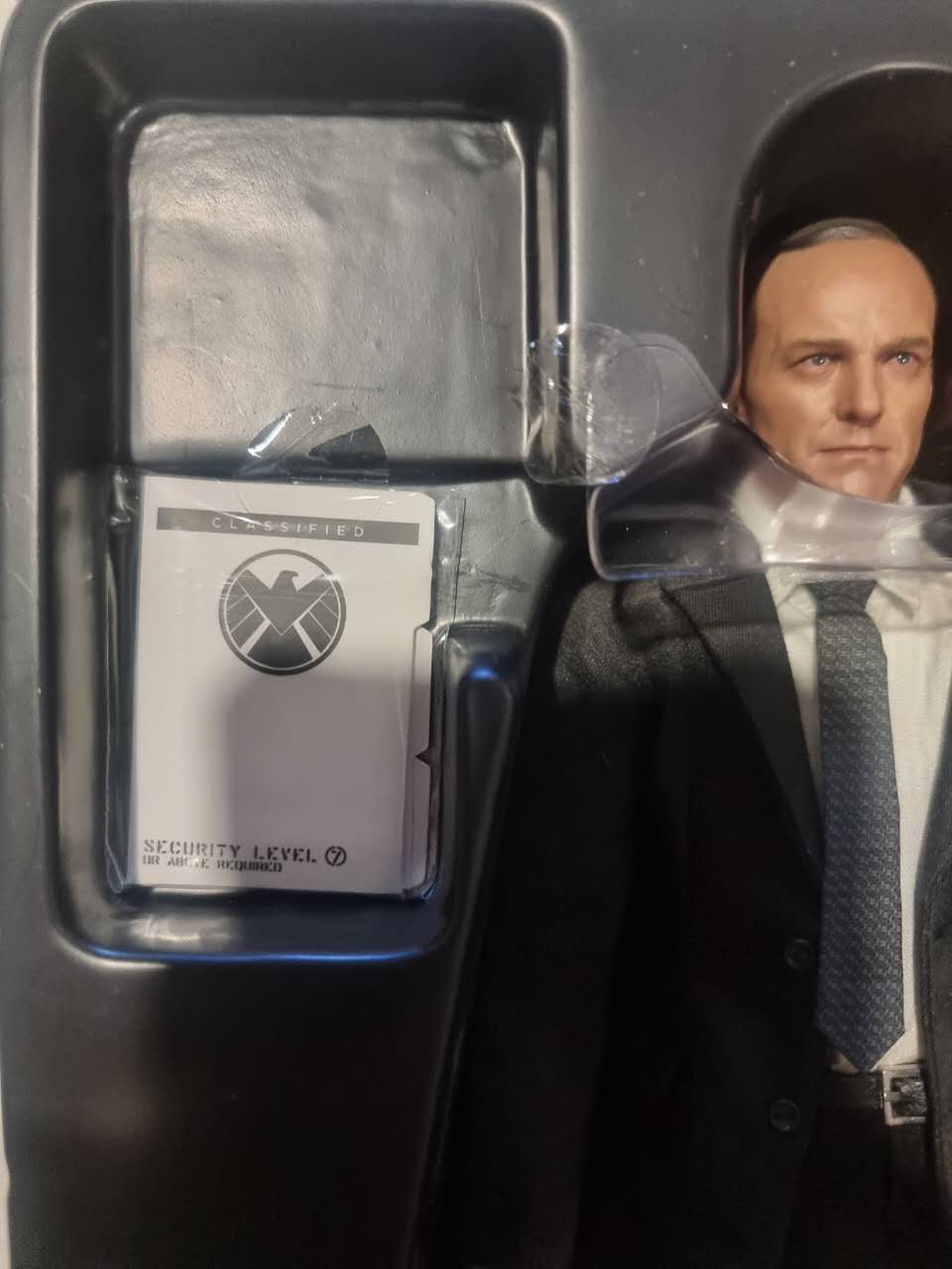 PRE-LOVED - Hot Toys - MMS189 - Avengers: Agent Phil Coulson