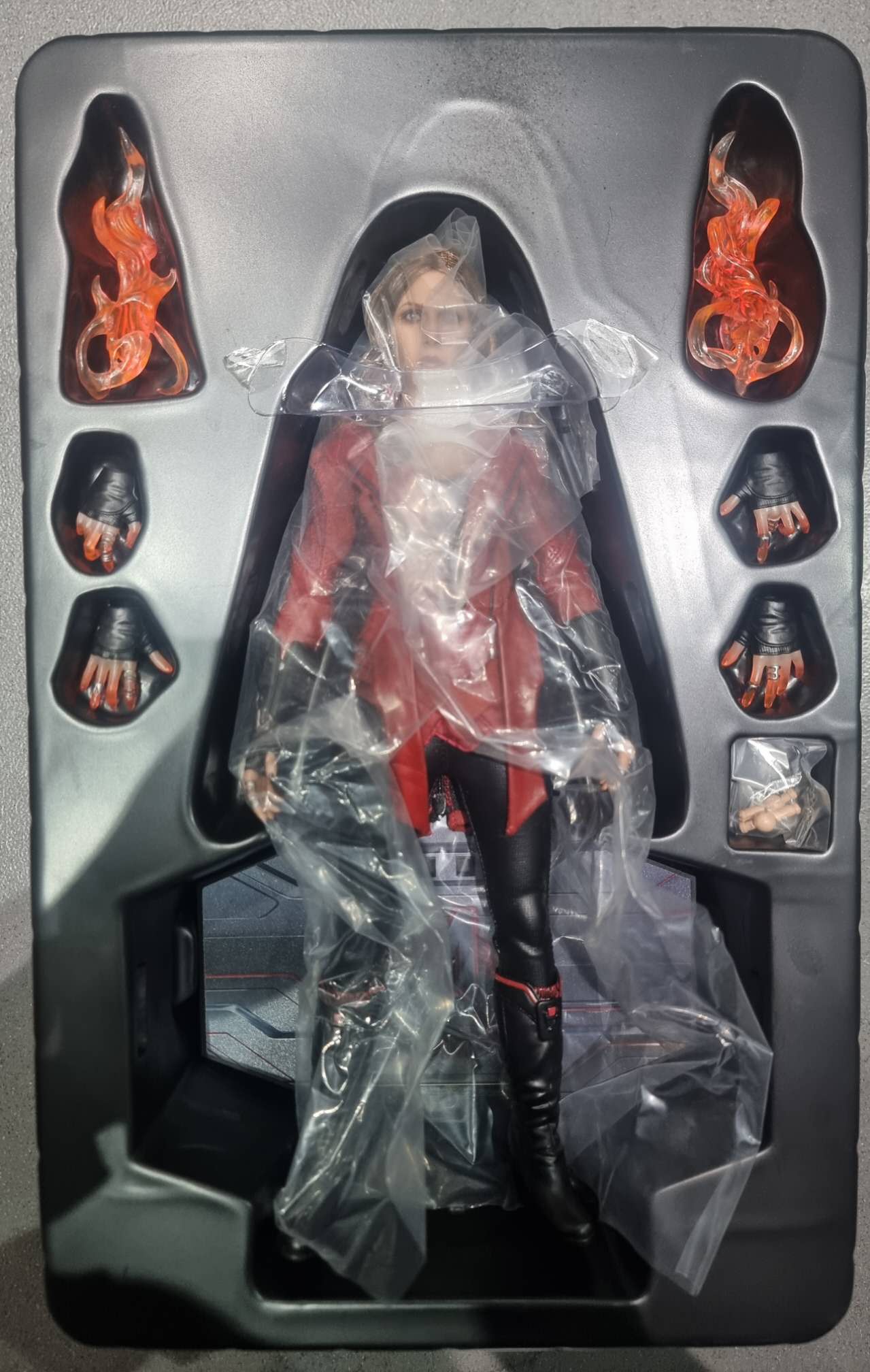 PRE-LOVED - Hot Toys - MMS357 - Avengers : AOU – Scarlet Witch