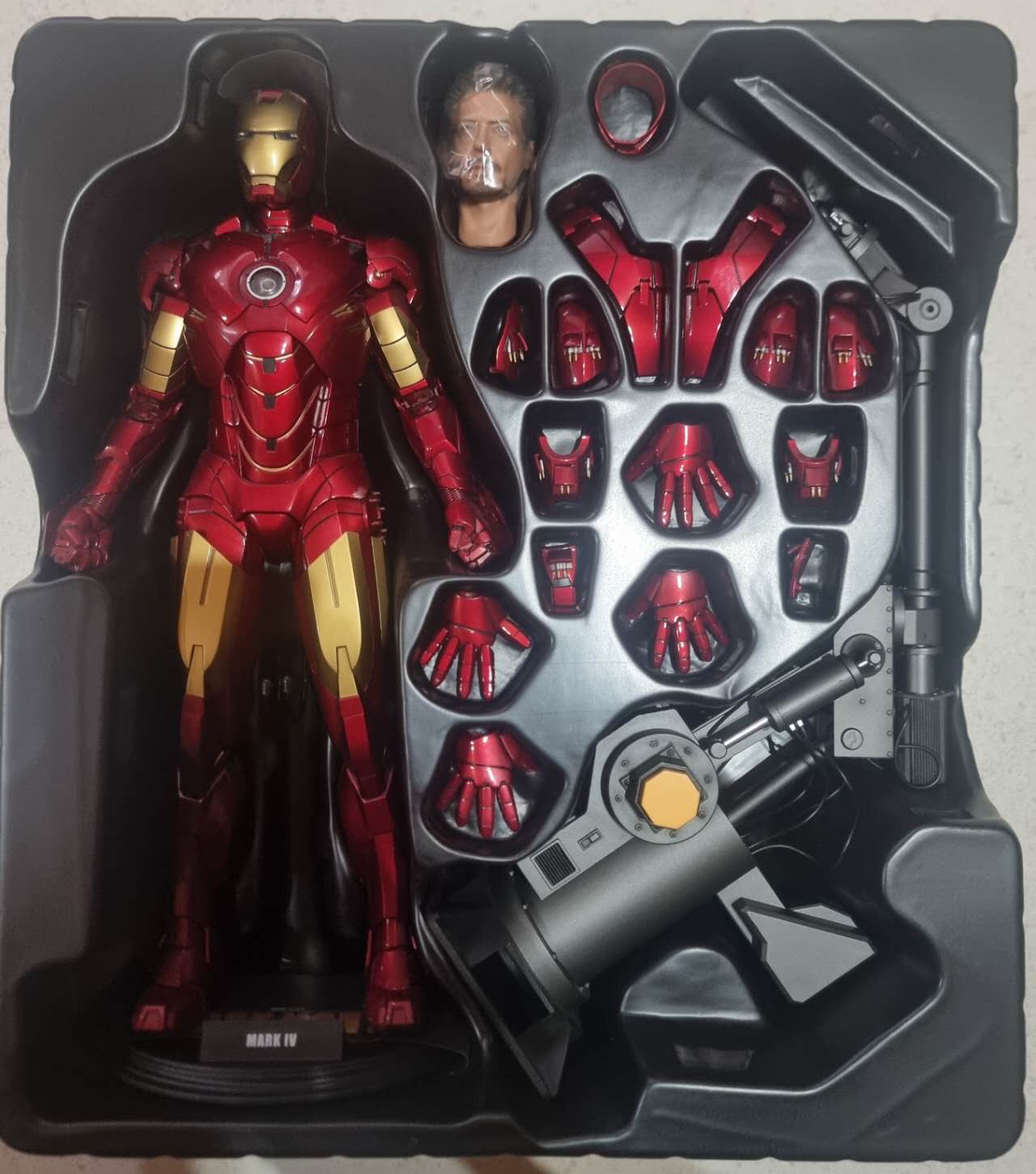 PRE-LOVED - Hot Toys - MMS160 - Suit-Up Gantry with Iron Man Mark IV Set