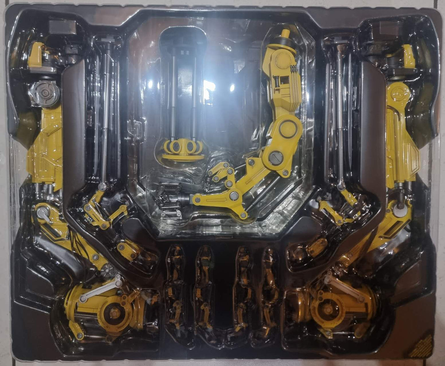 PRE-LOVED - Hot Toys - MMS160 - Suit-Up Gantry with Iron Man Mark IV Set