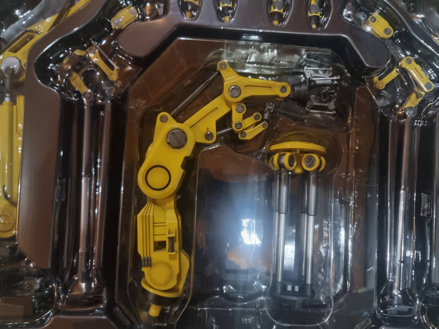 PRE-LOVED - Hot Toys - MMS160 - Suit-Up Gantry with Iron Man Mark IV Set