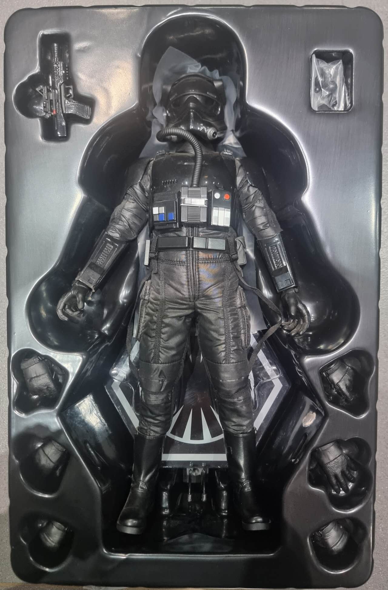 PRE-LOVED - Hot Toys - MMS324 - Star Wars : TFA – TIE Pilot