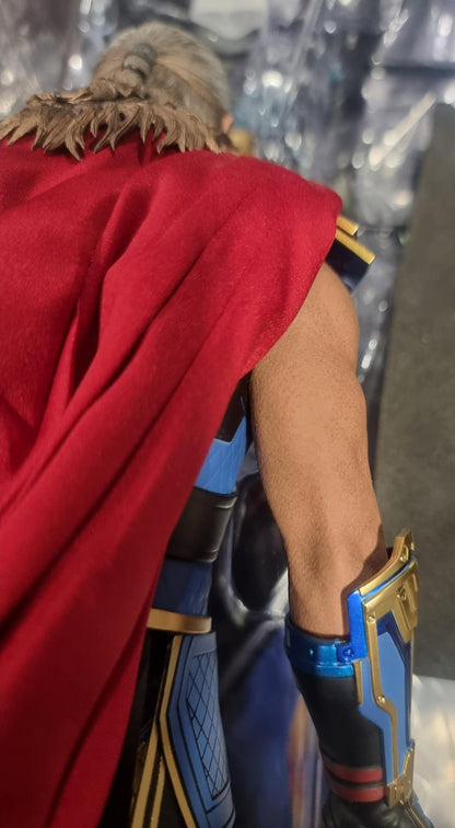 PRE-LOVED - Hot Toys - MMS656 - Thor Love and Thunder: 1/6th Scale Thor
