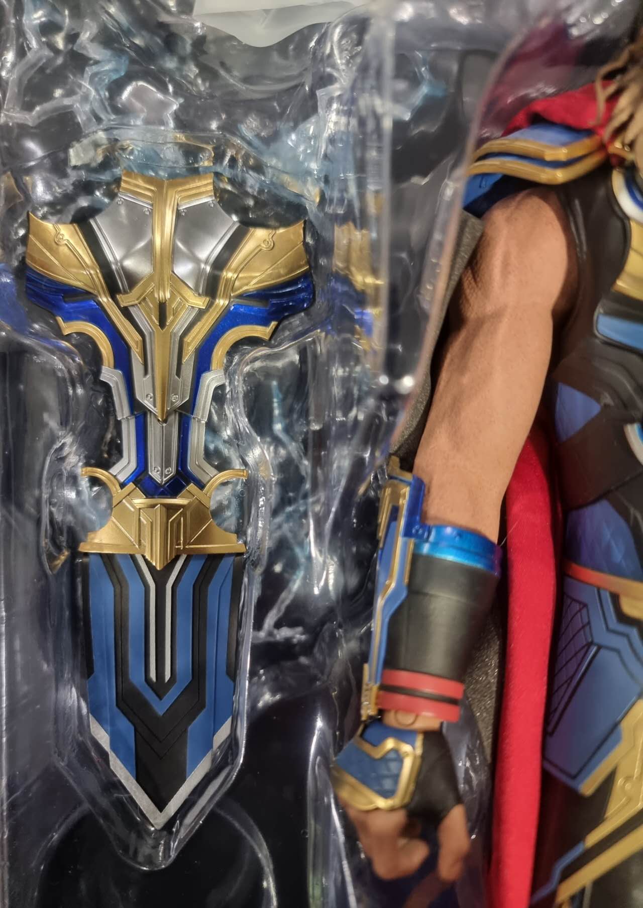 PRE-LOVED - Hot Toys - MMS656 - Thor Love and Thunder: 1/6th Scale Thor