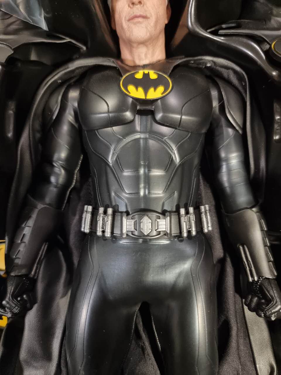 Pre-Loved - Hot Toys - MMS712 - The Flash: Batman (Modern Suit) - AJ