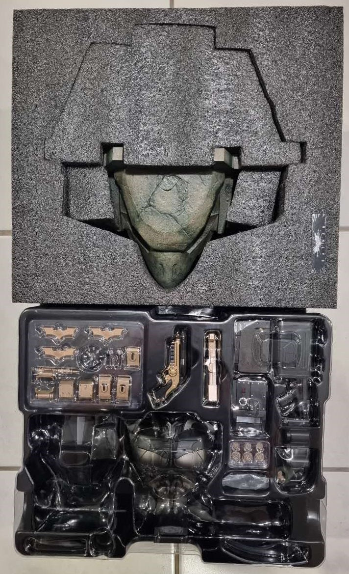 PRE-LOVED - HOT TOYS - QS019 - THE DARK KNIGHT TRILOGY - 1/4 SCALE BATMAN (Standard EDITION)