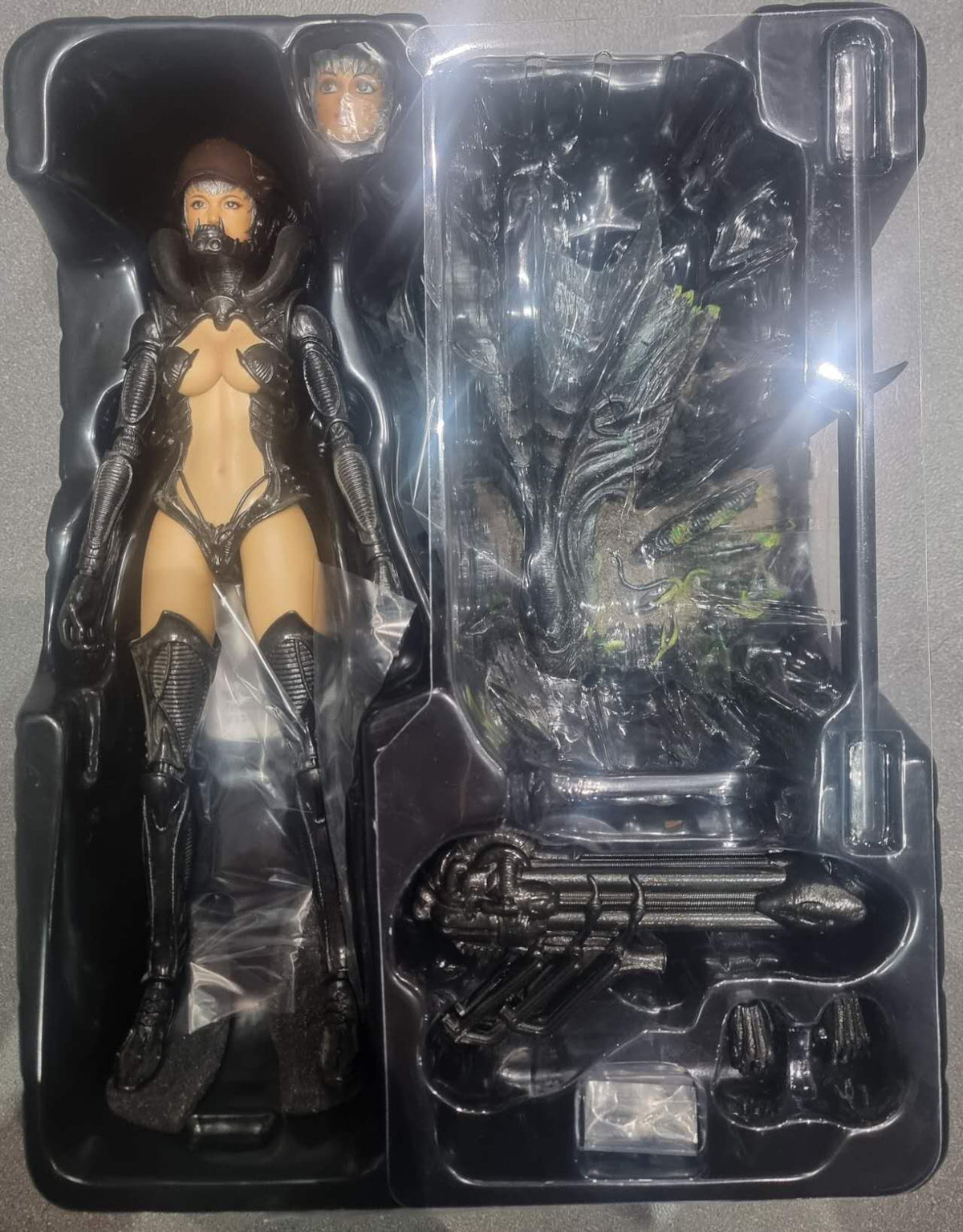 PRE-LOVED - Hot Toys - HAS002 - Alien Girl