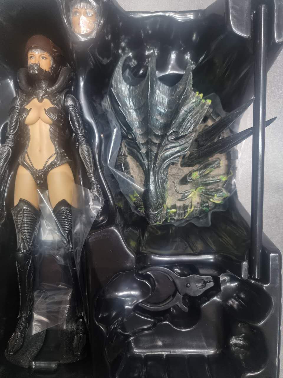 PRE-LOVED - Hot Toys - HAS002 - Alien Girl
