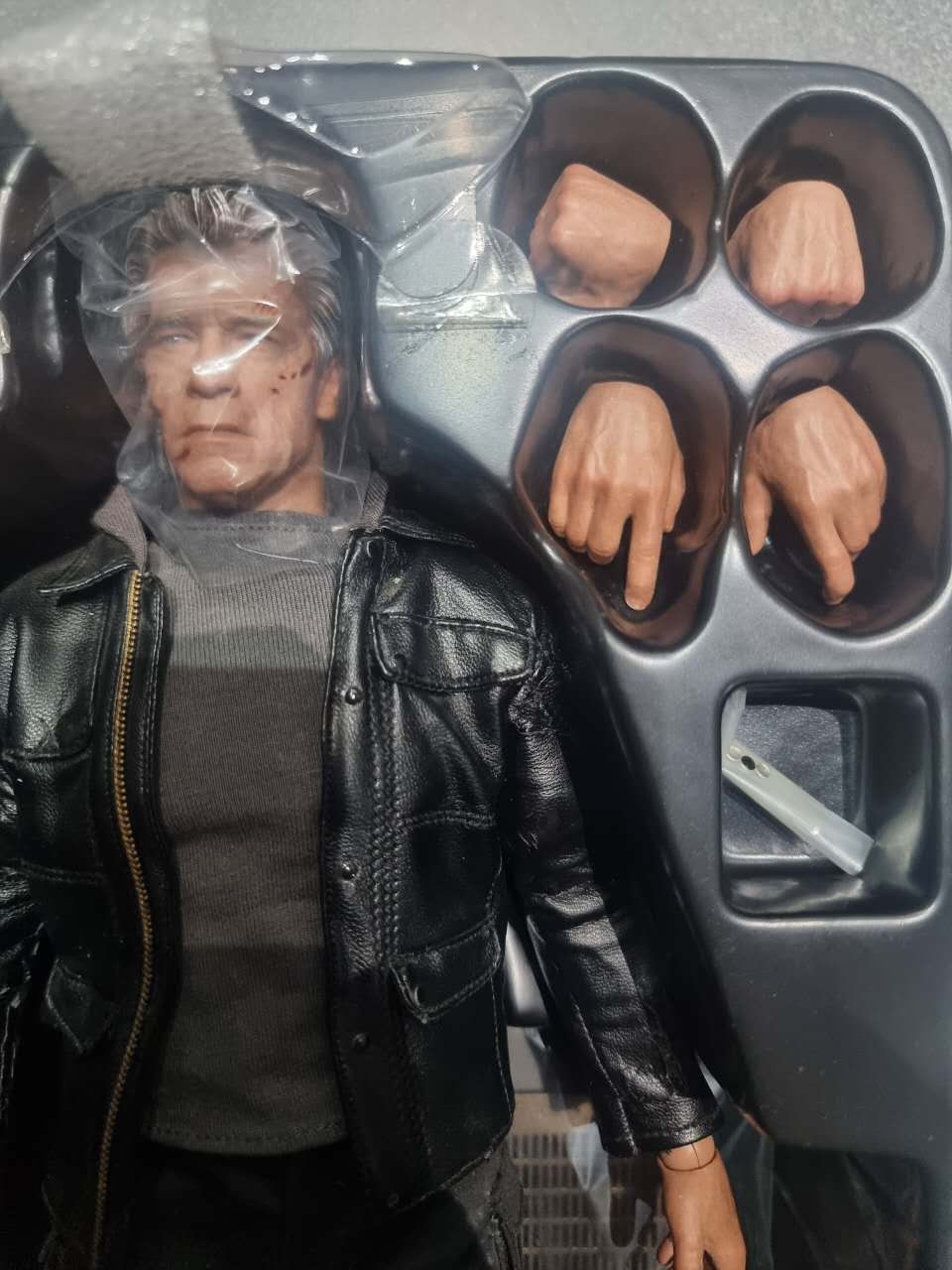 PRE-LOVED - Hot Toys - MMS307 - Terminator Genisys: T-800 Guardian