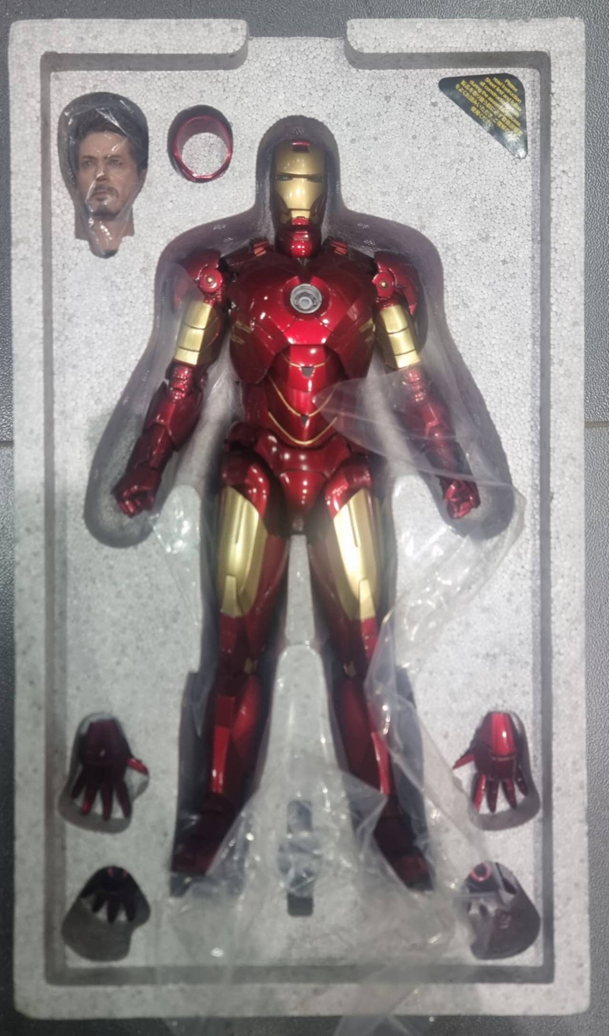 PRE-LOVED - Hot Toys - MMS462D22 - Iron Man Mark IV With Suit-Up Gantry (Diecast Version)