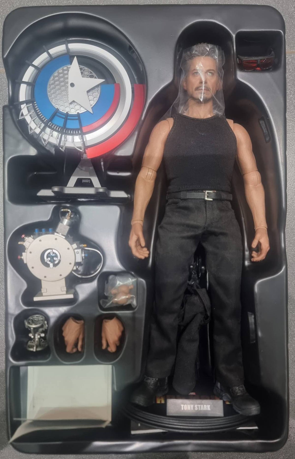 PRE-LOVED - Hot Toys - MMS273 - Iron Man 2: Tony Stark w/ Arc Reactor Creation Accessories Set