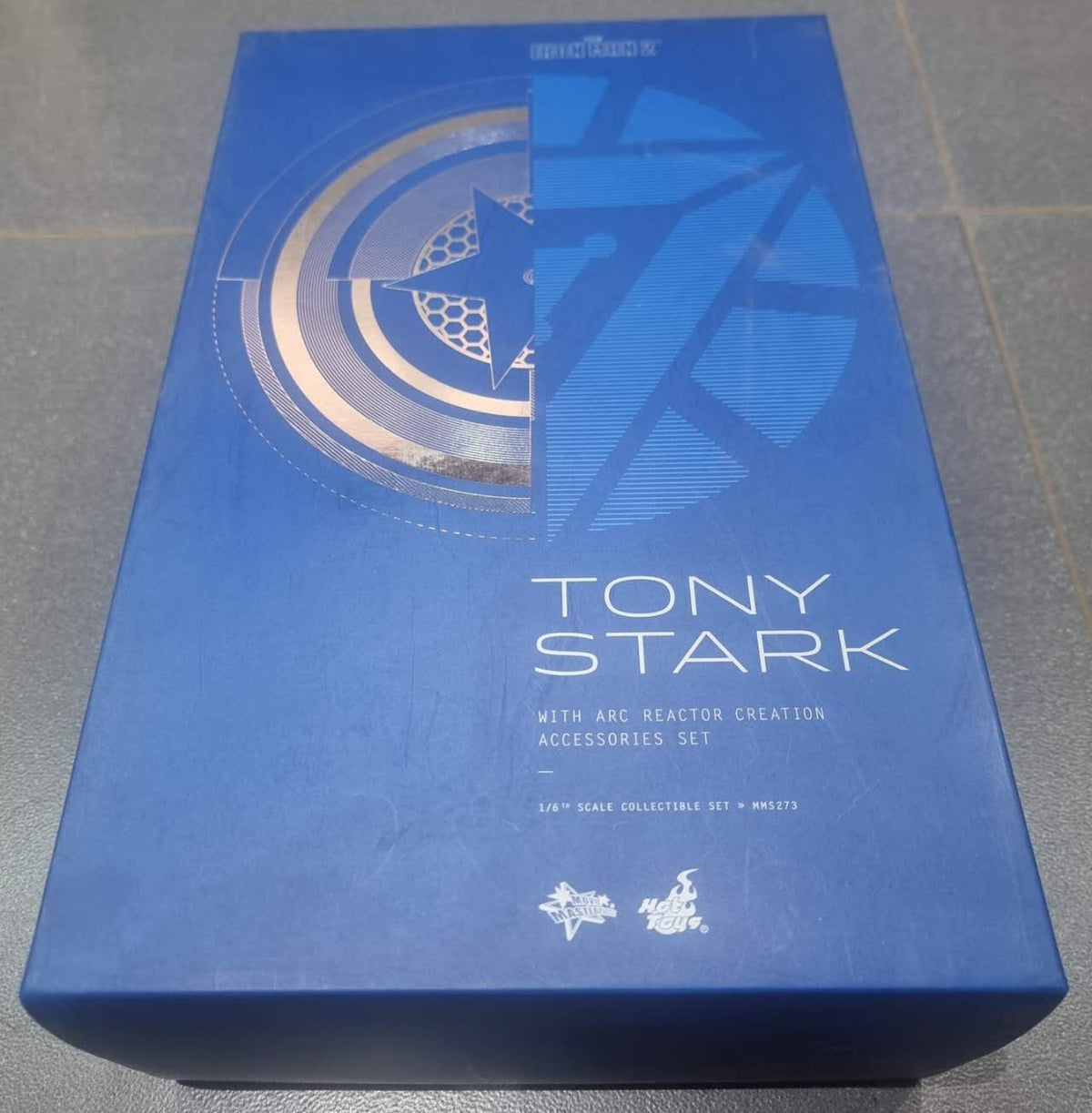 PRE-LOVED - Hot Toys - MMS273 - Iron Man 2: Tony Stark w/ Arc Reactor Creation Accessories Set