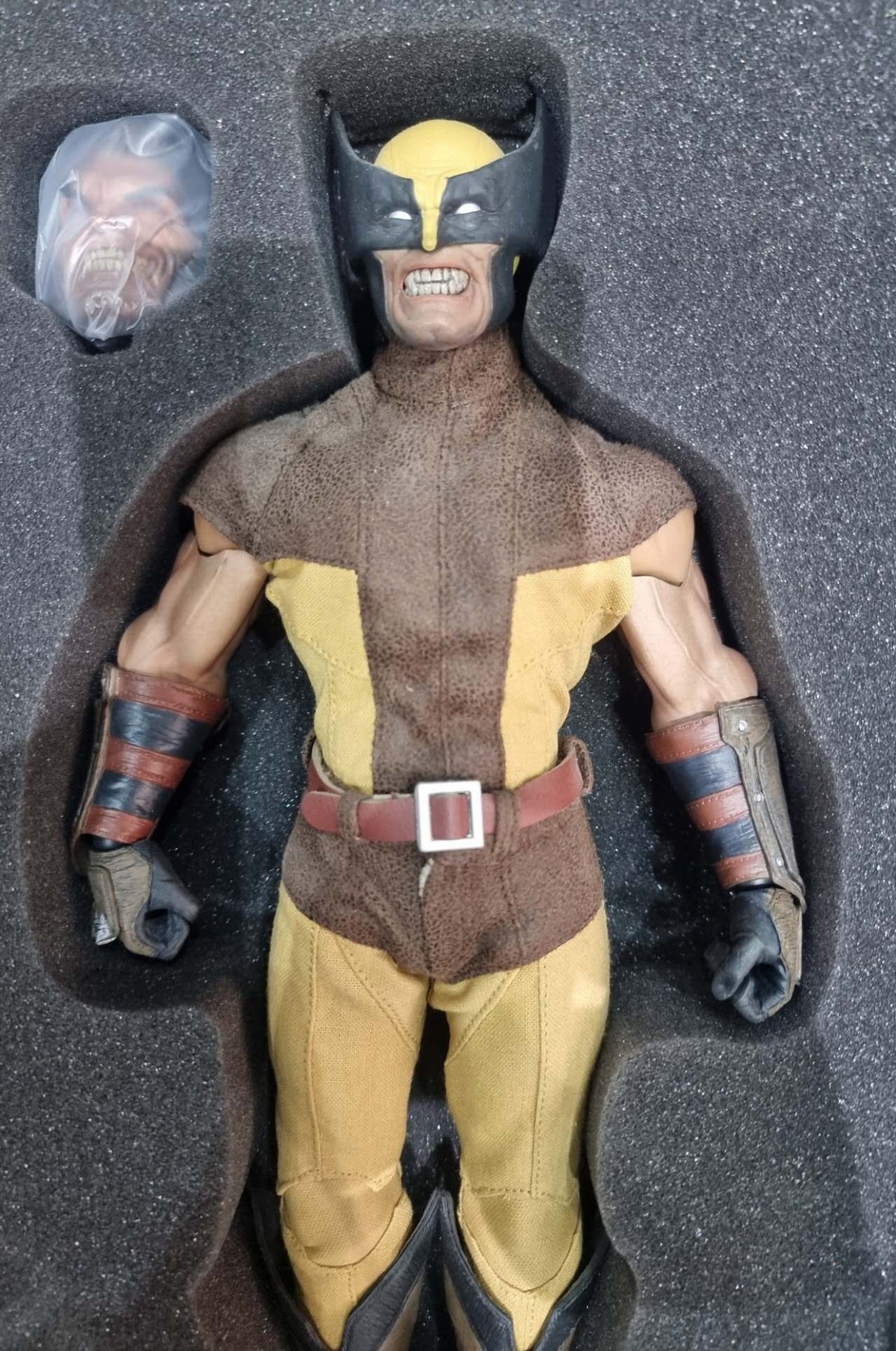 PRE-LOVED - Sideshow Collectibles - 100176 - Wolverine